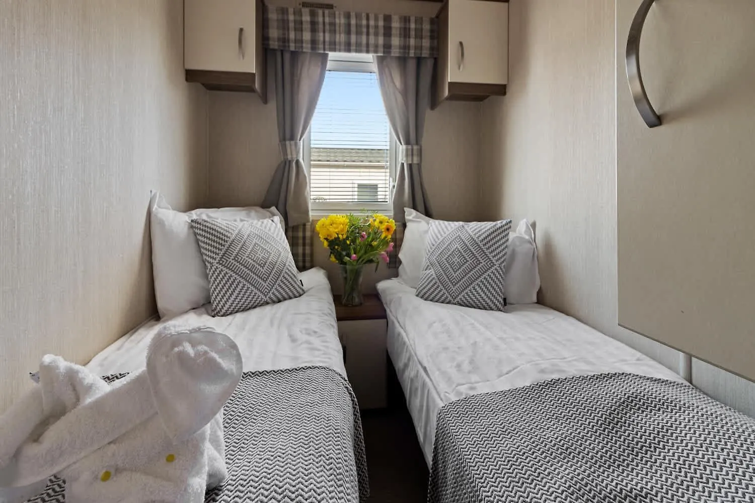 Retreat At The Lake - Fishing Lakes, Heated Outdoor Swimming Pool 500Yrds Exeter 0*,